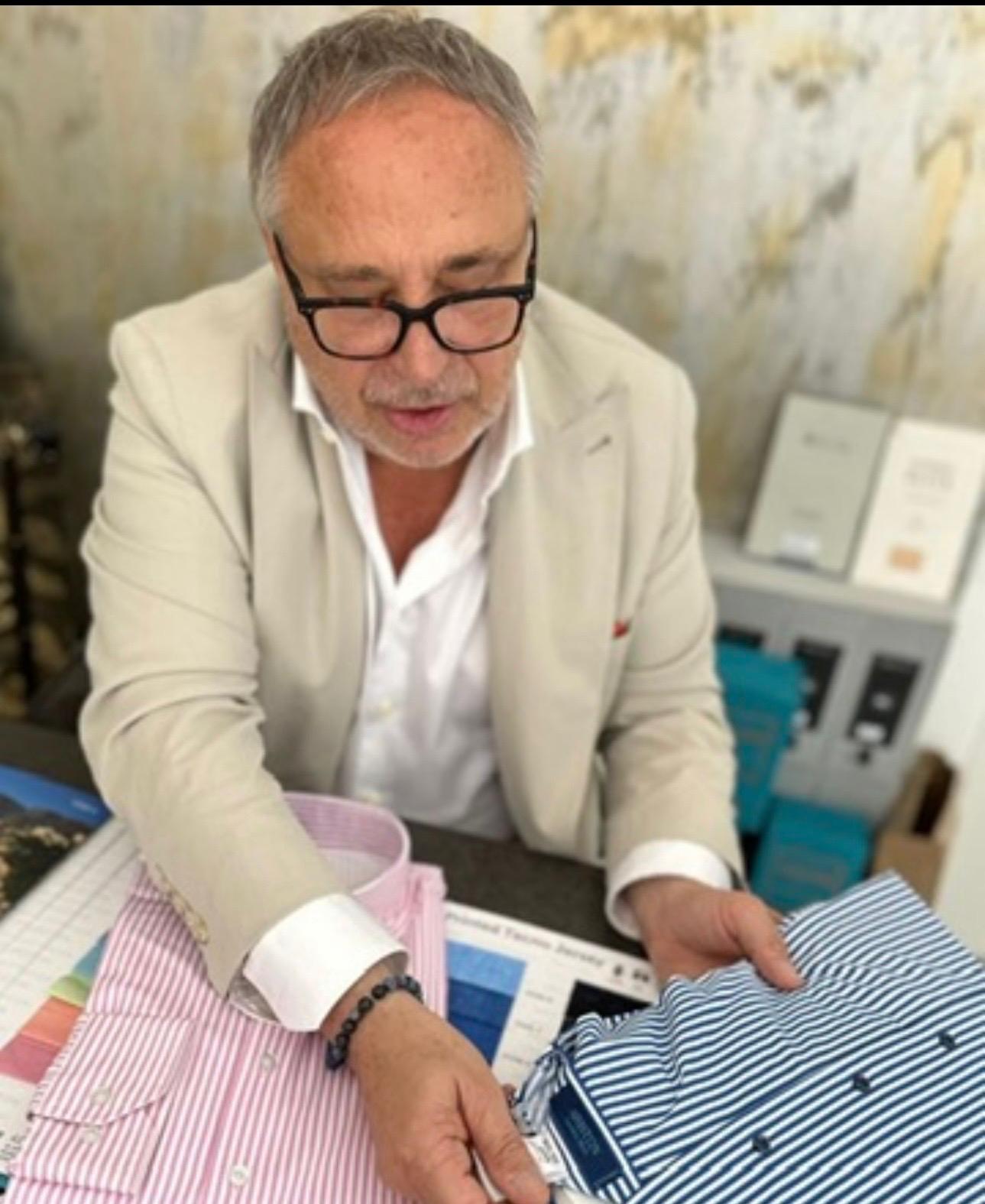 Herbert Weltermann bei der Stoffauswahl im Atelier